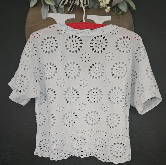 Calligraphie eyelet blouse. - Picture 2 of 5